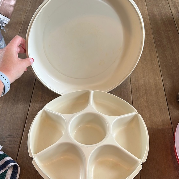 Tupperware Vegetable Server - Picture 1 of 4